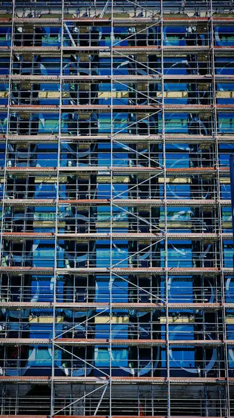 Baharda Budapeşte 'nin merkezindeki binaların mimari detayları