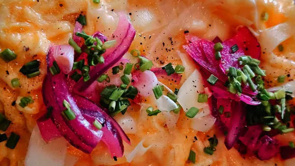 Omlet ve kırmızı soğan turşusu.