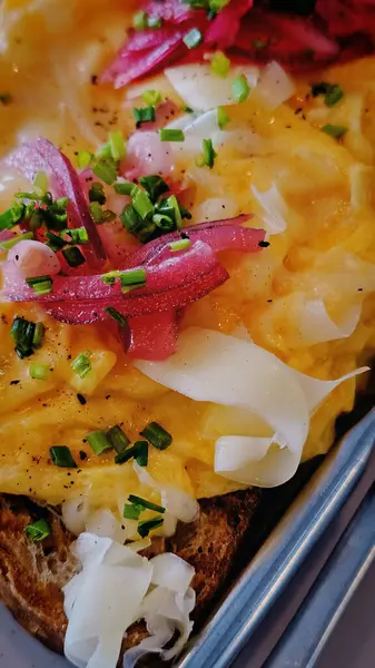 Omlet ve kırmızı soğan turşusu.