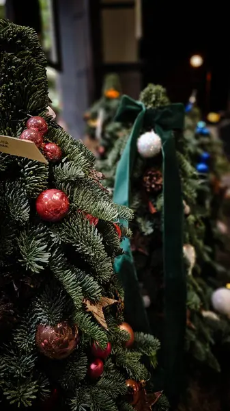 Aralık ayında Bükreş 'teki binaların Yeni Yıl dekorasyonları