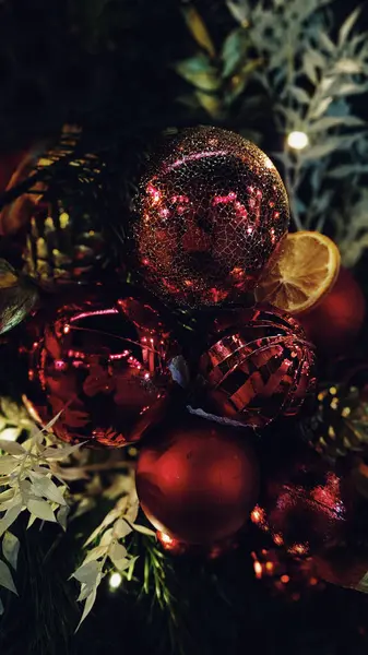 Aralık ayında Bükreş sokaklarında yılbaşı süsleri