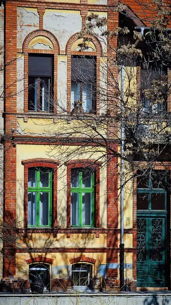 Güneşli bir Avrupa şehrinin merkezinde bir nehir manzarası