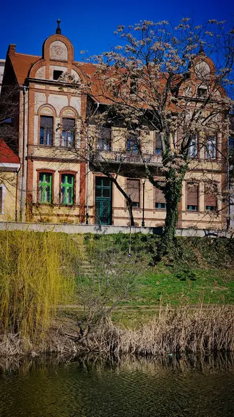 Güneşli bir Avrupa şehrinin merkezinde bir nehir manzarası