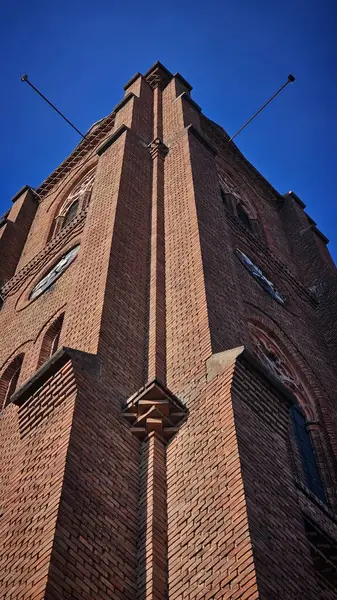 Romanya 'nın Pechika kentindeki Katolik Katedrali açık ve güneşli bir günde