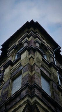 Bulutlu bir günde, Macar şehrinin mimari detayları.