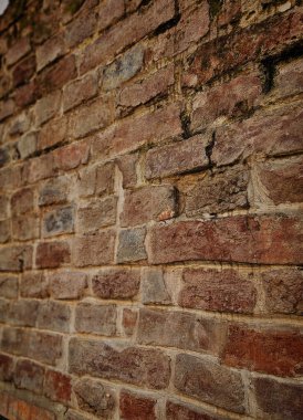 Eski bir kalenin eski tuğla duvarı