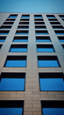 Timisoara 'nın iş merkezinde gün batımında beyaz ofis binası açık havada