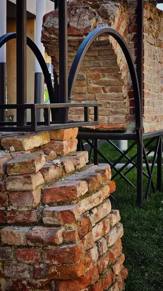 Eski bir kalenin eski tuğla duvarı