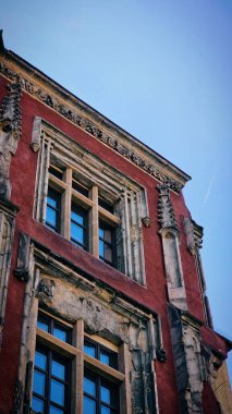 Prag 'daki eski kasaba meydanında güneşli bir nisan gününde antik binalar.