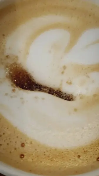 Kahverengi şeker kapuçinonun süt köpüğünde erir.
