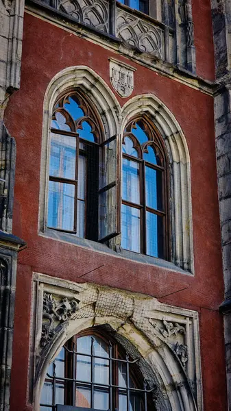 Prag 'daki eski kasaba meydanında güneşli bir nisan gününde antik binalar.