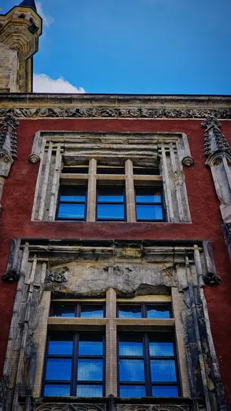 Prag 'daki eski kasaba meydanında güneşli bir nisan gününde antik binalar.