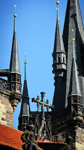 Prag 'daki eski kasaba meydanında güneşli bir nisan gününde antik binalar.