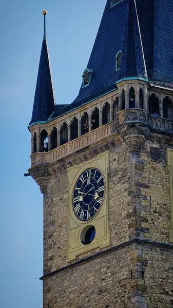 Prag 'daki eski kasaba meydanında güneşli bir nisan gününde antik binalar.