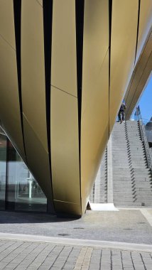 Prag 'ın merkezinde modern bir ofisin ön cephesi