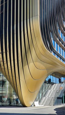 Prag 'ın merkezinde modern bir ofisin ön cephesi