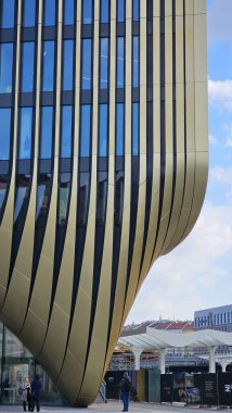 Prag 'ın merkezinde modern bir ofisin ön cephesi