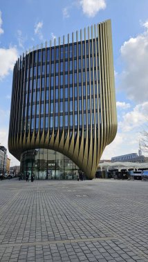 Prag 'ın merkezinde modern bir ofisin ön cephesi