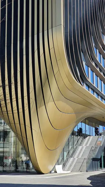 Prag 'ın merkezinde modern bir ofisin ön cephesi