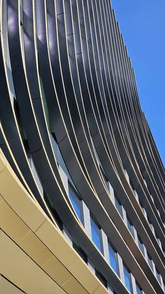 Prag 'ın merkezinde modern bir ofisin ön cephesi