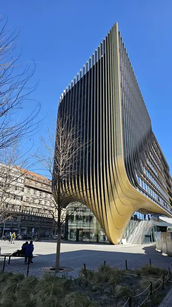 Prag 'ın merkezinde modern bir ofisin ön cephesi