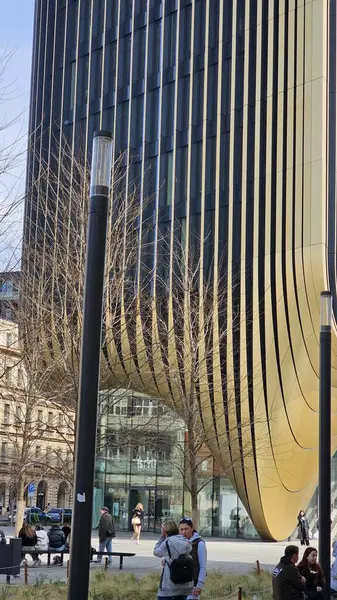 Prag 'ın merkezinde modern bir ofisin ön cephesi