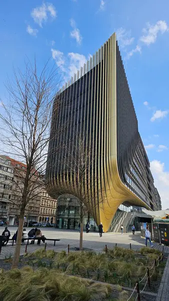 Prag 'ın merkezinde modern bir ofisin ön cephesi