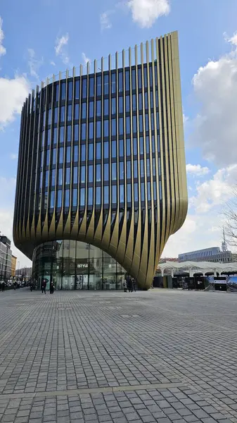 Prag 'ın merkezinde modern bir ofisin ön cephesi