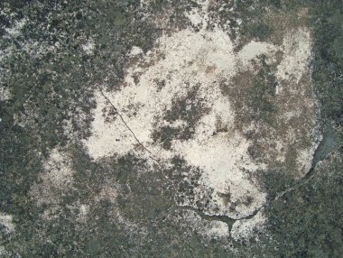 Eski duvarın arkasında bir taş deseni var.