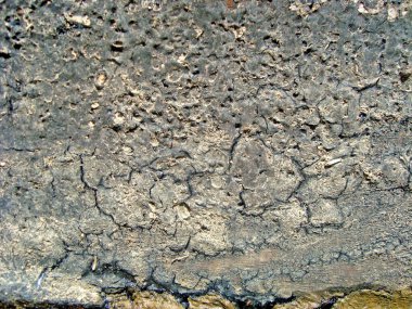 Eski duvarın arkasında bir taş deseni var.