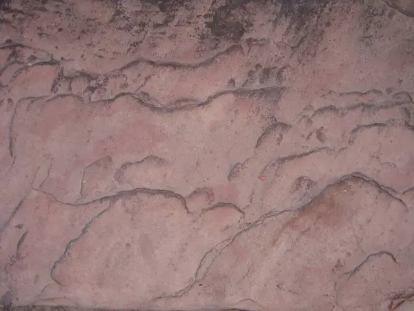 Doğal desenleri ve çatlakları olan taş dokusu.