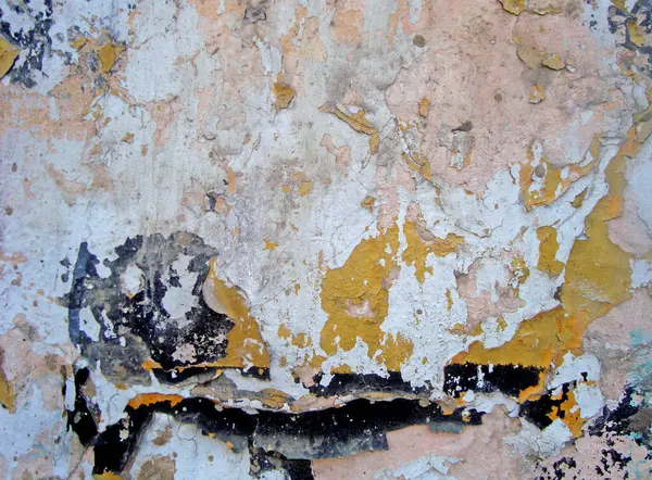 Eski duvarın arkasında bir taş deseni var.