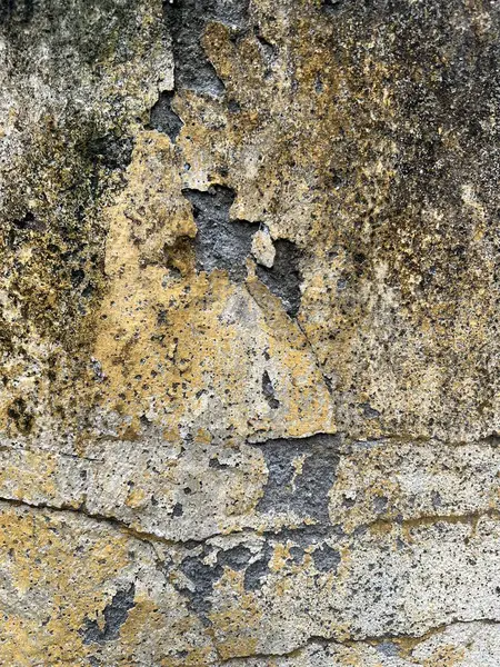 Eski taş yüzeyde çatlaklar ve çizikler var..