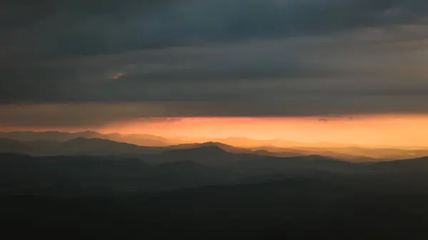 Dağların üzerinden gün batımı