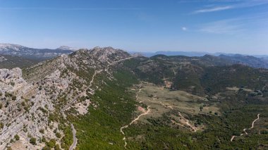 Sardunya dağlarından geçen yol.
