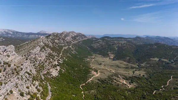 Sardunya dağlarından geçen yol.