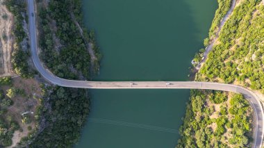 İtalya 'da Köprü ve Göl Cedrino