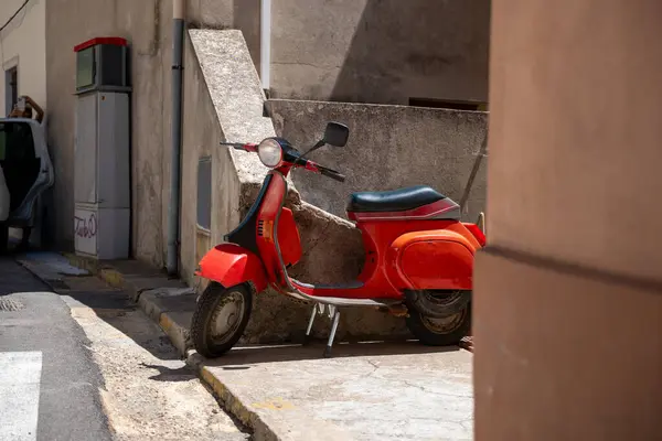 İtalya 'da kırmızı scooter