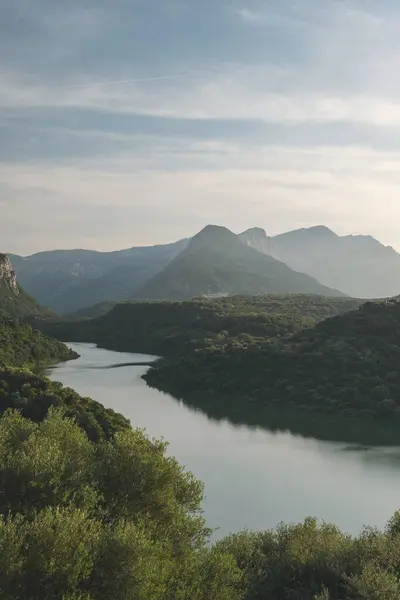 Sardunya dağları ve gün batımında göl