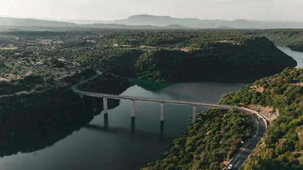 İtalya 'daki Sardunya Köprüsü ve Gölü