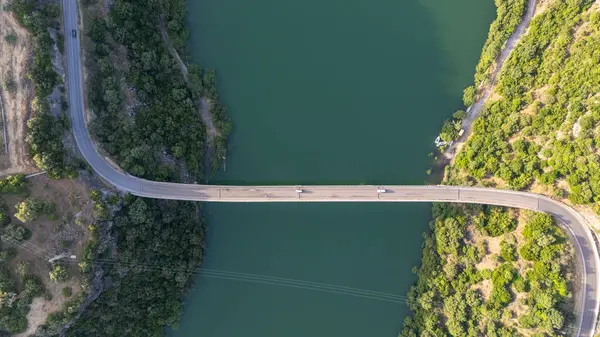 İtalya 'da Köprü ve Göl Cedrino