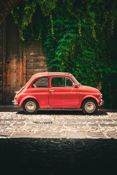 Bosa sokaklarında klasik araba