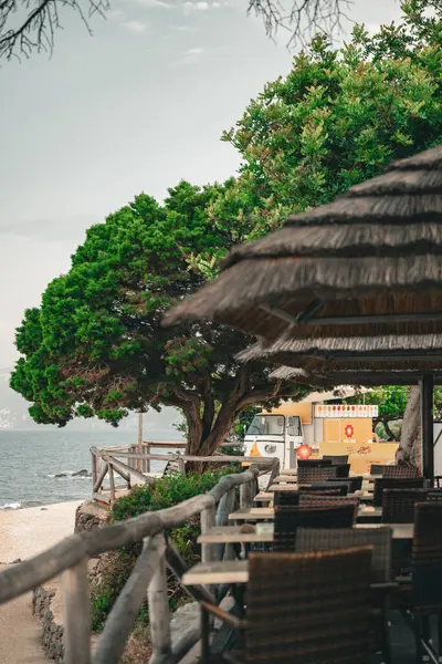 Cala Gonone, Sardunya 'da deniz kenarındaki sandalyeler