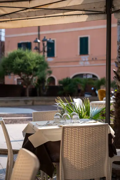 Bir restoranda tüketime hazır bir masa, Alghero.