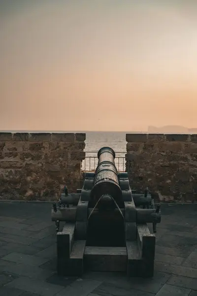 Alghero 'nun duvarlarında eski bir top