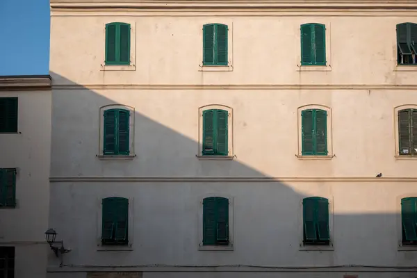 Alghero 'daki binalardan birinde yeşil pencereler vardı.