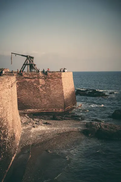 Alghero 'nun duvarlarında eski bir top