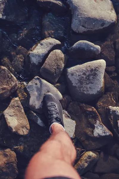 Kayalıklarda nehirde yürüyen adamlar