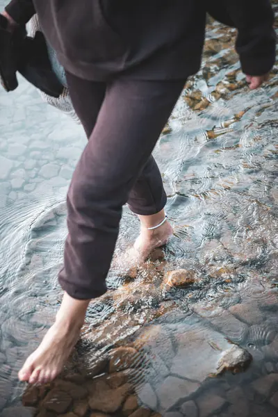 Polonya 'da nehirde yürüyen kadınlar