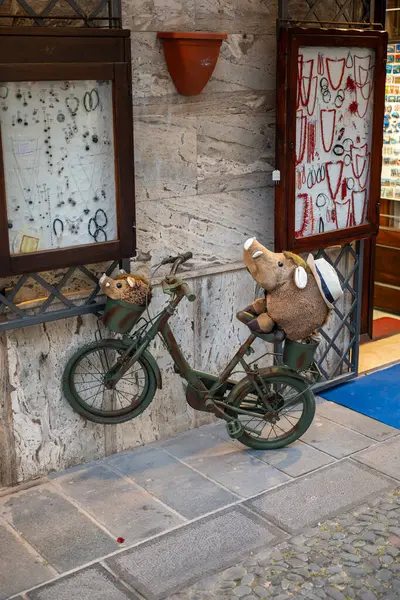 Alghero 'da dükkanın önünde bisiklet.